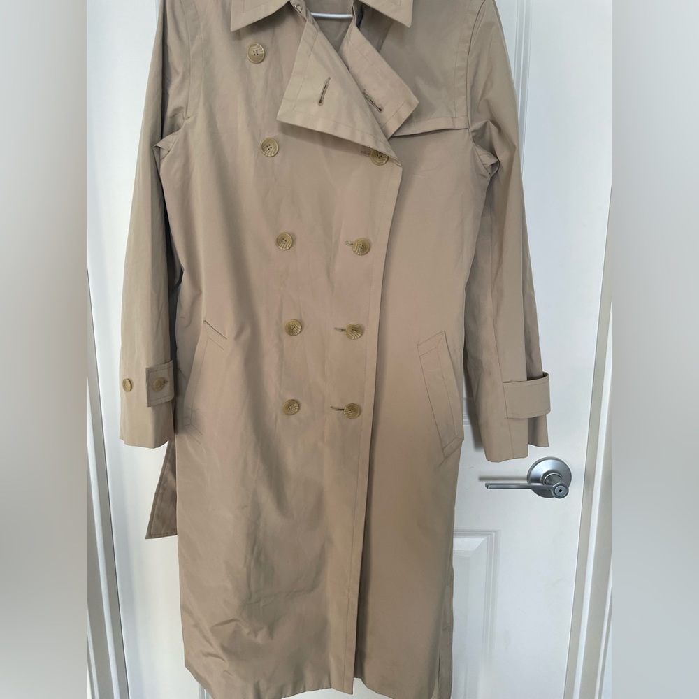 Men’s Mantle’s rain trench coat in size S/P.